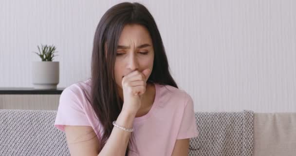 Mladá žena extrémně kašel doma interiér - Záběry, video