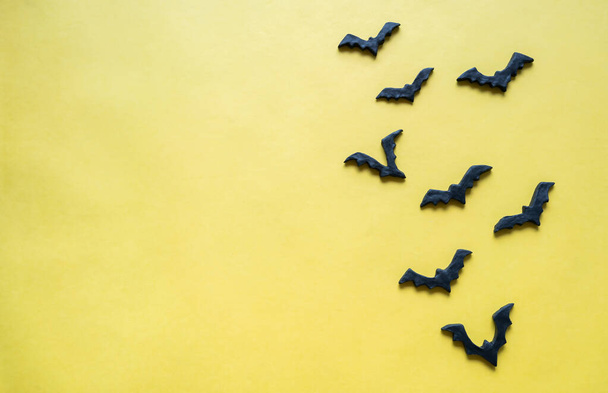Летучие мыши Хэллоуин на желтом фоне, Хэллоуин фон с копировальным местом
. - Фото, изображение