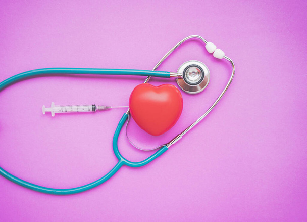 Инъекции шприца красное сердце со стетоскопом, концепция здравоохранения
. - Фото, изображение