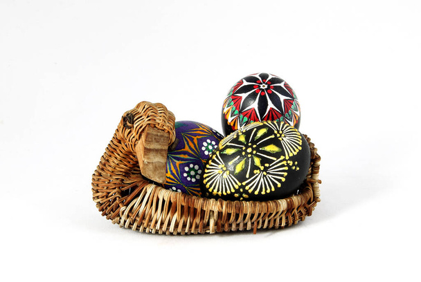 Wielkanocne wielobarwne jaja na białym tle. Litwa - Zdjęcie, obraz