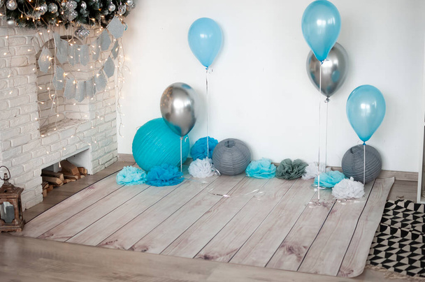 Šedé a modré vzduchové balónky u zdi - Fotografie, Obrázek