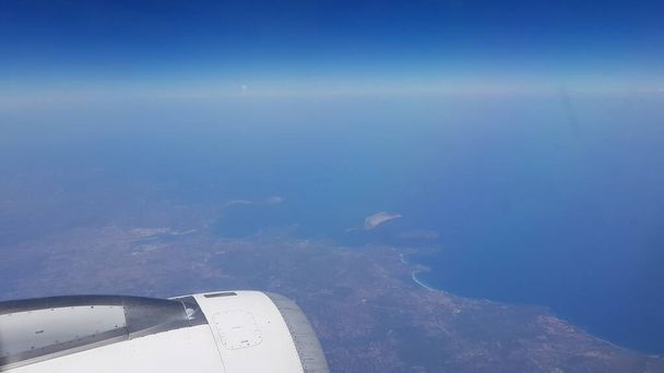 ビルバオ発イスタンブール行きの飛行機から撮影された空中風景 - 写真・画像