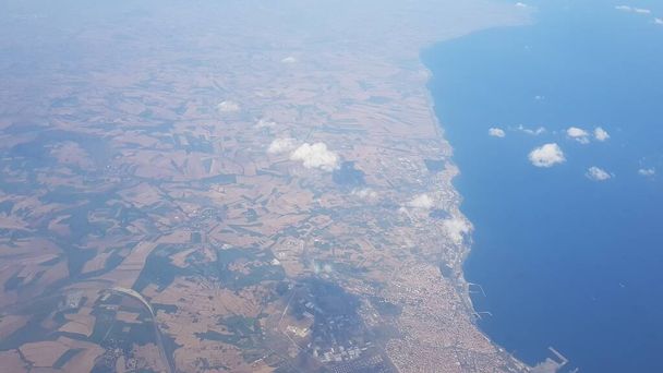 luchtlandschap gefotografeerd vanuit een vliegtuig dat van Bilbao naar Istanbul vloog - Foto, afbeelding