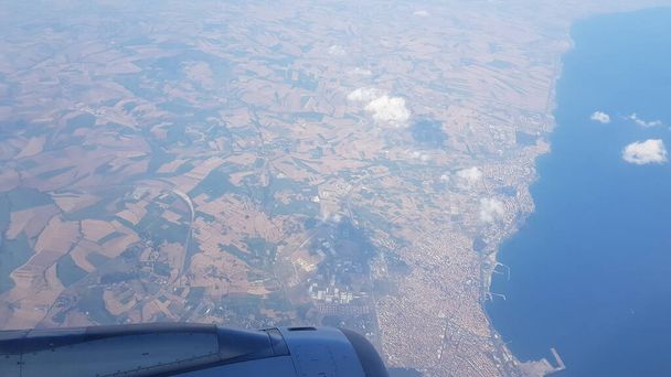 εναέρια τοπίο φωτογραφήθηκε από ένα αεροπλάνο που πέταξε από το Μπιλμπάο στην Κωνσταντινούπολη - Φωτογραφία, εικόνα