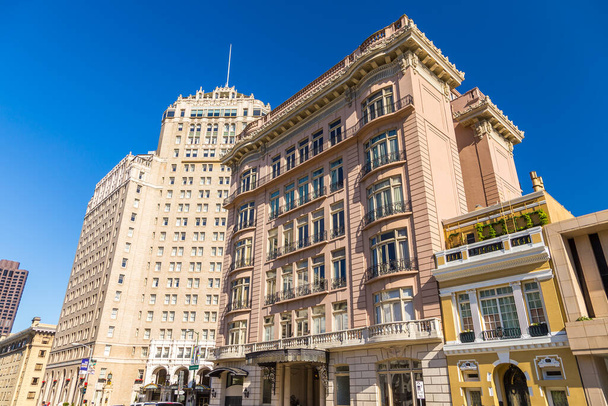 San Francisco, Kalifornien, USA - 07. Juni 2015: Blick auf das luxuriöse Intercontinental Mark Hopkins Hotel. Hochhaus in Nob Hill. - Foto, Bild