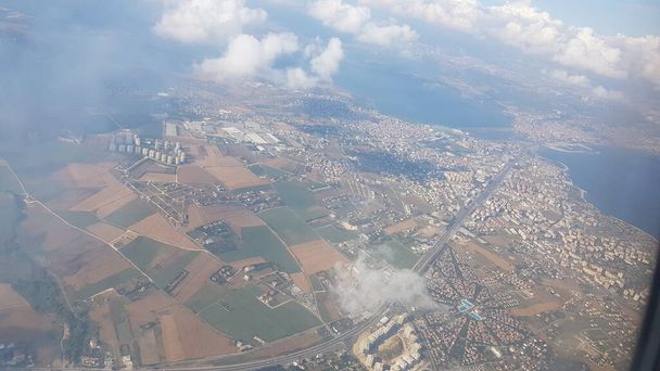 luchtlandschap gefotografeerd vanuit een vliegtuig dat van Bilbao naar Istanbul vloog - Foto, afbeelding