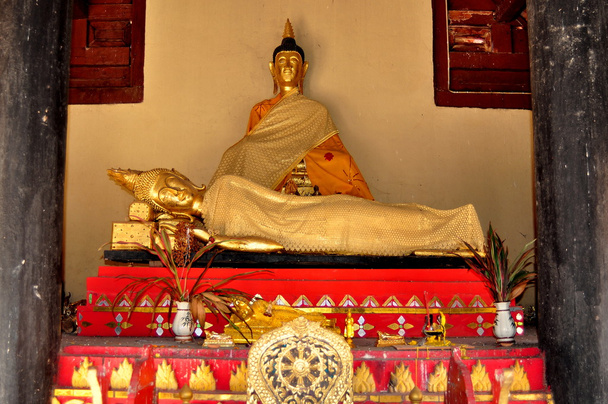 Lampang, Tailandia: Buda reclinado en Thai Wat
 - Foto, Imagen