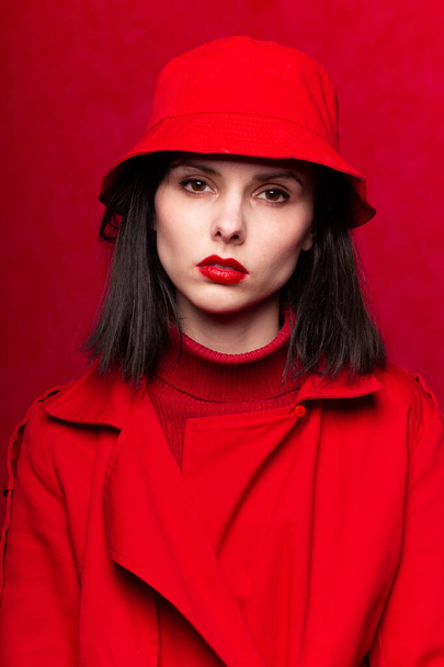 white-skinned brunette in red - Valokuva, kuva