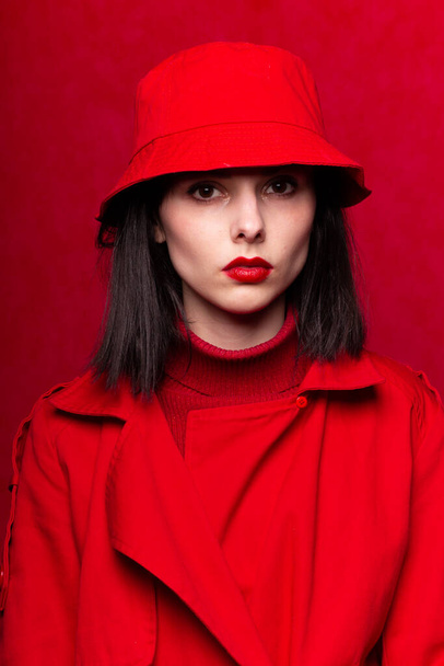 white-skinned brunette in red - Valokuva, kuva