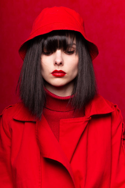 white-skinned brunette in red - Foto, Imagem