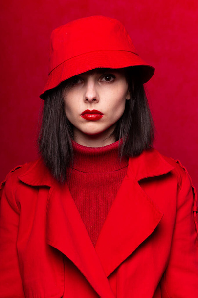 beautiful young girl in red - Foto, Bild
