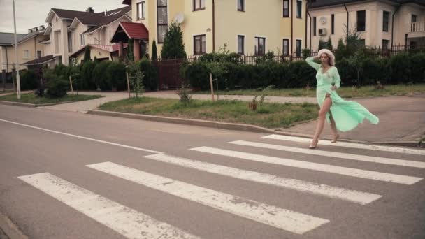 通りを横断するエレガントな少女の完全な長さ。全長ストックビデオ - 映像、動画