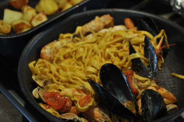 Спагетти allo scoglio или спагетти с морепродуктами подается я с креветками и другими раковинами
 - Фото, изображение