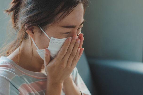 Krásná asijská žena infikovaná koronavirem (COVID-19) kýchající v ochranné masce lékařské hygieny. Zdravotní péče, karanténa a prevence před rizikem vzniku konceptu Coronavirus (COVID-19). - Fotografie, Obrázek