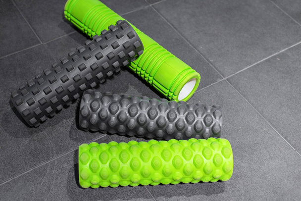 quatre rouleaux de mousse pour massage en salle de gym
 - Photo, image