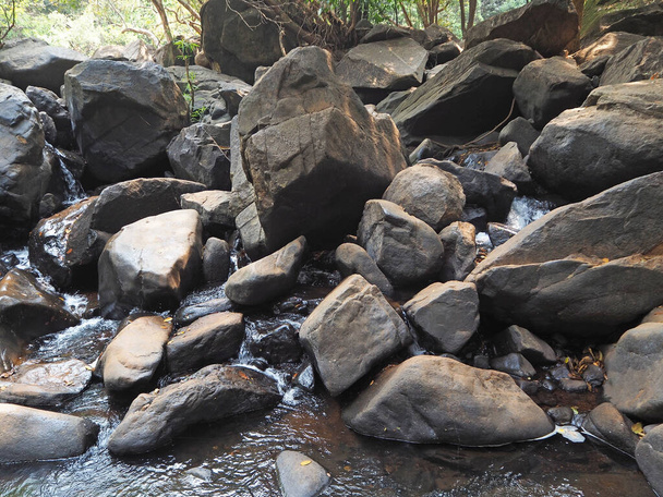 Όμορφο τοπίο με τεράστιες πέτρες μέσα από τις οποίες το ποτάμι ρέει αργά - Φωτογραφία, εικόνα
