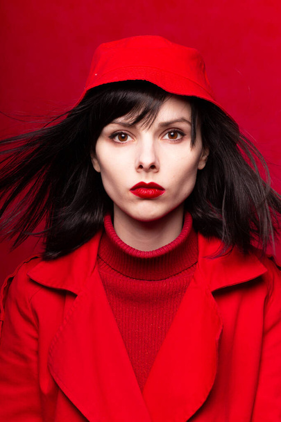 beautiful woman in a red coat - Foto, afbeelding