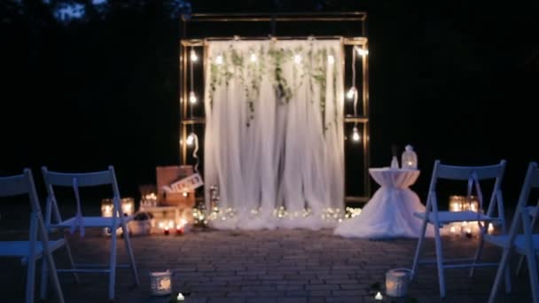 Huwelijksceremonie decoratie met kaarsen 's nachts buiten - Video