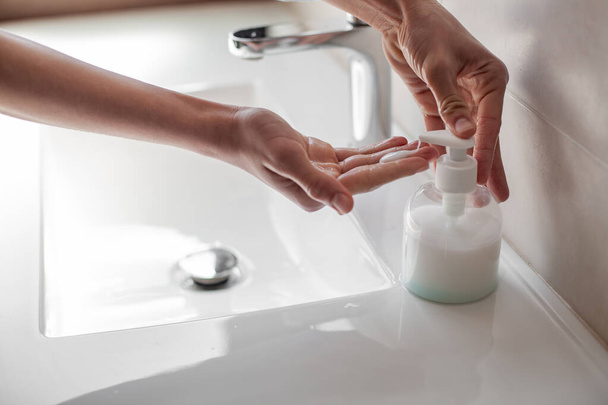 Handen wassen met zeep om coronavirusinfectie te voorkomen - Foto, afbeelding