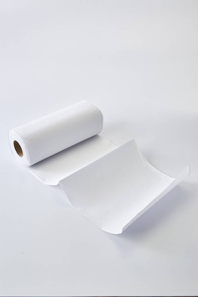 Rouleau de papier toilette Nouveau Coronavirus sur fond blanc. Concept de panique pandémique
. - Photo, image