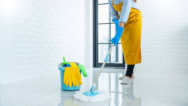 Fiatal házvezetőnő vagy mosás padló felmosó kesztyűben, háztartási takarítás - Fotó, kép