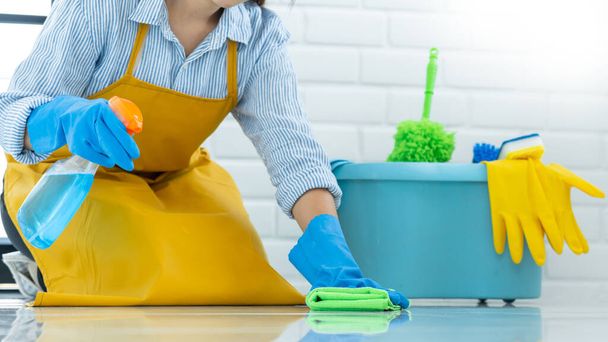 ゴム手袋を着用した家政婦は、家庭、家事や家事の概念で床のケアと掃除機を適用するか、または清掃 - 写真・画像