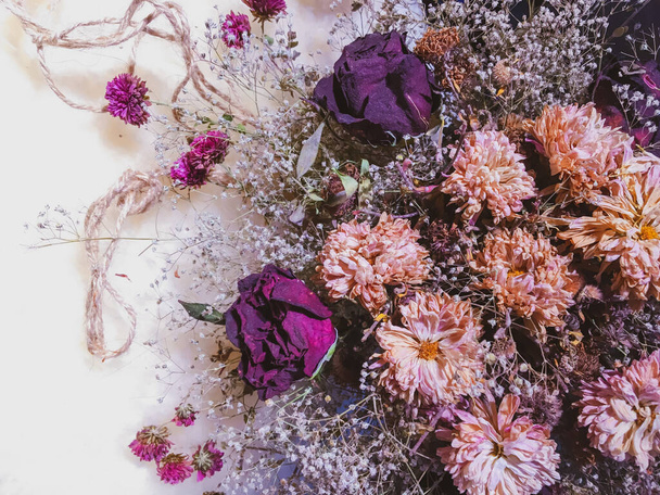 Flores secas con una cuerda en una lana
 - Foto, imagen