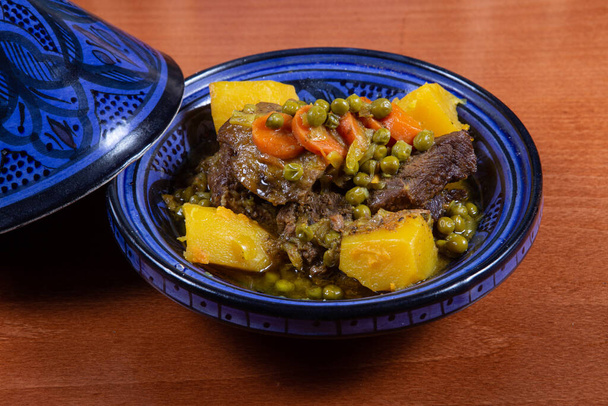 Tajine tradicional marroquí de ternera con zanahorias y guisantes
.  - Foto, Imagen