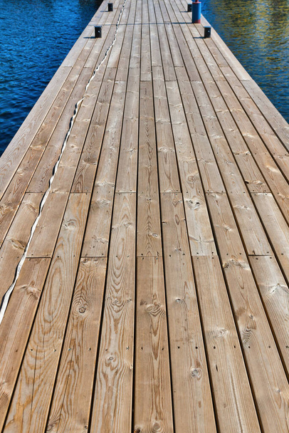 muelle de madera largo en los puestos de amarre de primer plano del río
 - Foto, Imagen