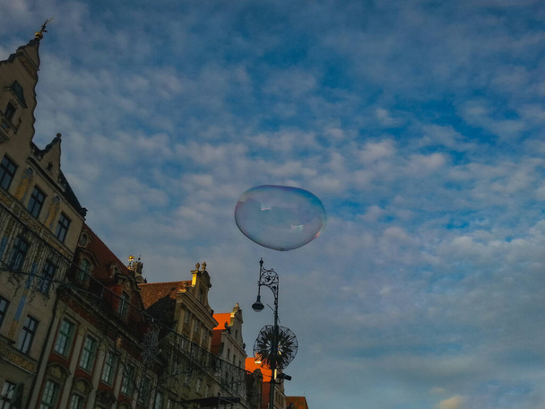 Wroclaw pazar meydanının üzerinde kabarcıklar uçuşuyor - Fotoğraf, Görsel