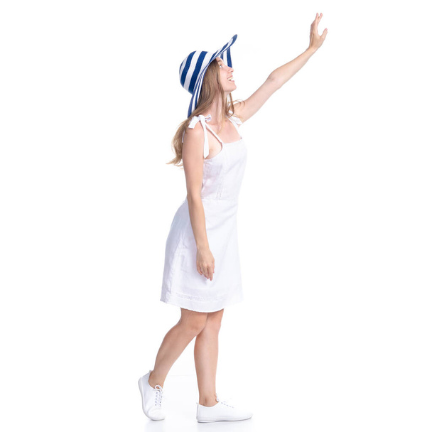Kobieta w sukience i kapeluszu lato uśmiechając szczęście stoi wskazując pokazując - Zdjęcie, obraz