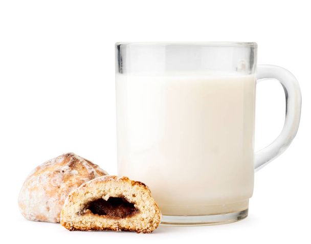 Russische peperkoek met jam en een kopje melk op een witte achtergrond. geïsoleerd - Foto, afbeelding