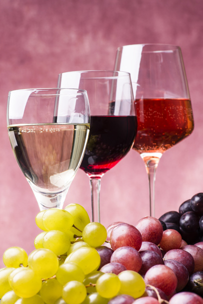 closeup των συνόλων κρασιού των διαφόρων τύπων με τα σταφύλια που ταιριάζουν - Φωτογραφία, εικόνα