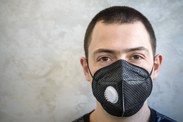 El anciano enfermo con retrato de máscara facial médica de cerca ilustra la enfermedad pandémica por coronavirus en un fondo oscuro. Concepto de contaminación por brotes de Covid-19
. - Foto, Imagen