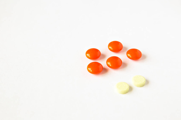 Nastavte pilulky a tablety na bílém pozadí. Denní vitamíny pro udržení dobrého zdraví, ranní rutina. Téma farmacie. Barevné pilulky a kapsle detailní záběr. - Fotografie, Obrázek