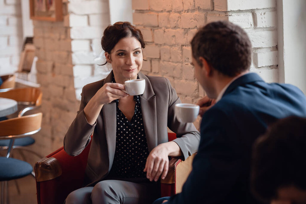 ビジネスの女性とビジネスの男性がカフェで会議を開く - 写真・画像