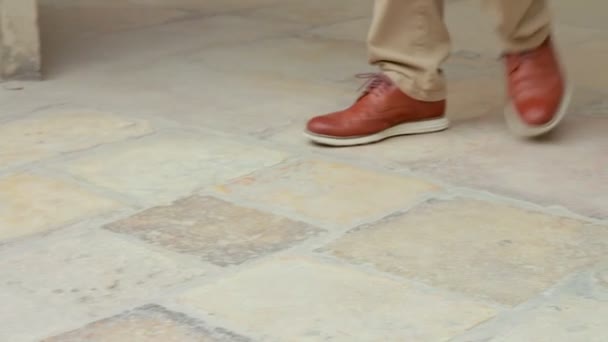 Pohled na muže nohy chůze na starobylé kamenné dlažbě ve starém městě Jeruzalémě. Symbolizuje Ježíšovu cestu po cestě Via Dolorosa. - Záběry, video
