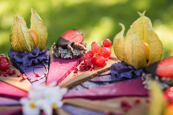 primer plano de un pastel de color crudo vegano con fruta
 - Foto, Imagen