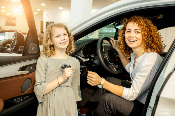 mladí majitelé nových automobilů - Fotografie, Obrázek