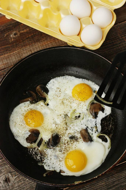 Huevos revueltos con setas y cebollas macro
 - Foto, Imagen