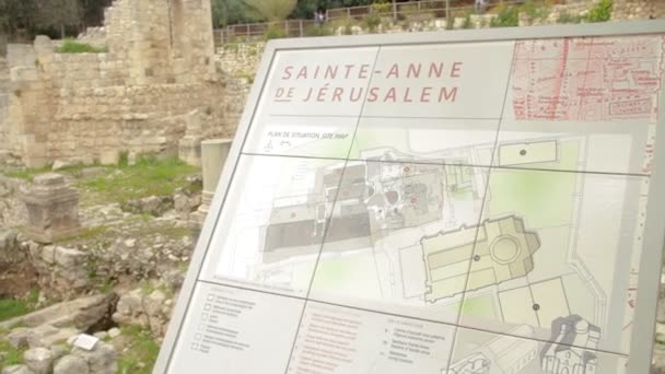 Close-up op een kaart in de opgegraven ruïnes van de Vijver van Bethesda en Byzantijnse basiliek in de Sint-Annakerk in Jeruzalem Israël. Het ligt in de moslimwijk van de oude stad. - Video