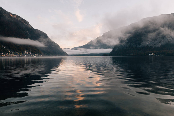 Hallstatt Austria. In the early morning the sun rises, fog over the lake. Peace and quiet. - Fotó, kép