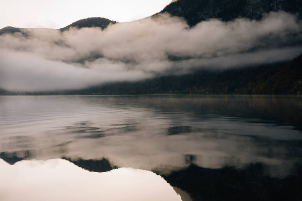 山の湖で霧の朝。氷河、冷たい湖と霧の高い山。濃い霧が水の上を渦巻いている. - 写真・画像