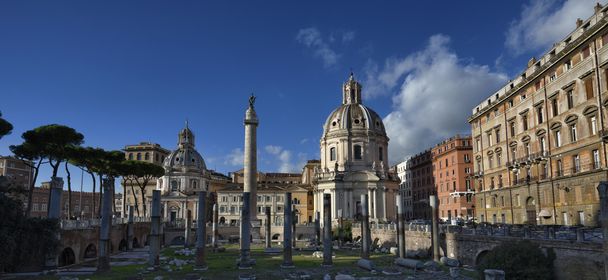 pohled na Traianus sloupce a kostel santa maria di loreto - Fotografie, Obrázek