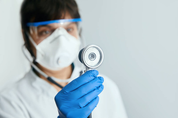 Dokter in beschermende masker voor te bereiden op zijn patiënt te onderzoeken met een stethoscoop kopiëren ruimte gezondheidszorg geneeskunde beroep mensen werken concept. - Foto, afbeelding