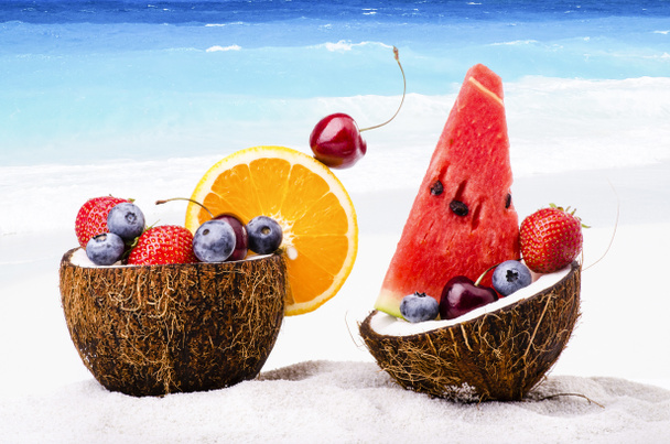 на коралловом пляже, кокос содержит свежие фрукты
 - Фото, изображение