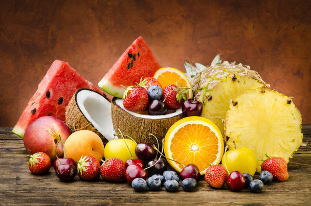 натюрморт ассортимент свежих летних фруктов
 - Фото, изображение