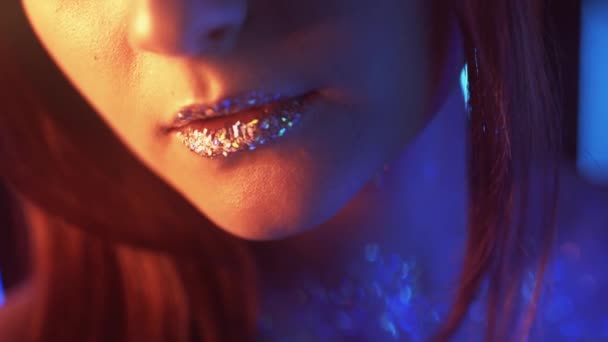 glitter lips night fashion makeup woman neon light - Séquence, vidéo