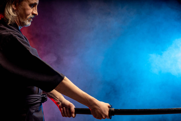mature kendo fighter with shinai - Foto, Imagen