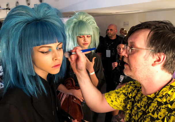 NEW YORK, NEW YORK - SEPTEMBER 06: A model getting ready backstage for the Jeremy Scott runway show during NYFW at Spring Studios on September 06, 2019 in NYC - Foto, Imagem